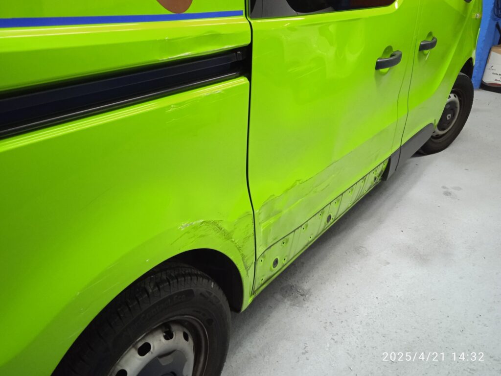 furgoneta dañada en lateral