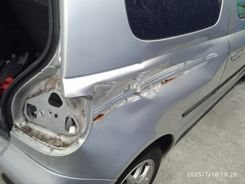 coche con golpe y sin faro