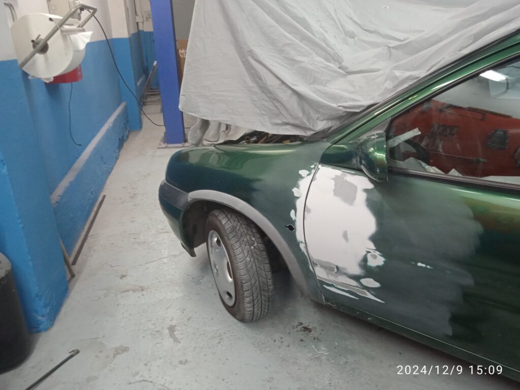 puerta coche en proceso de reparación