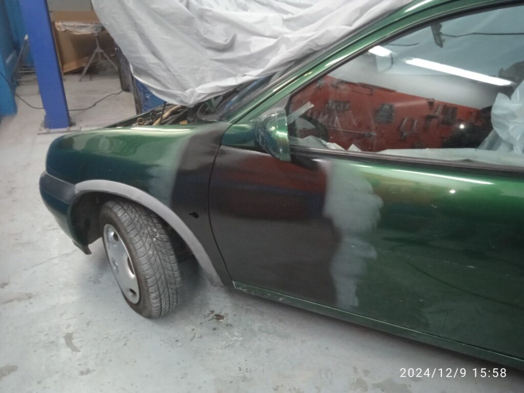 puerta coche en proceso de reparación 2